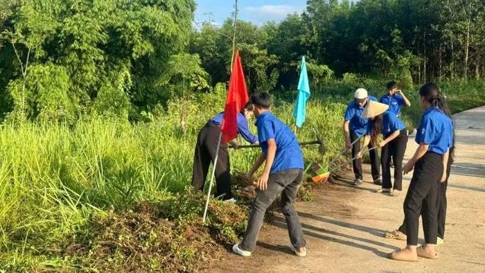 Hoạt động “Ngày Chủ nhật xanh”, giảm rác thải nhựa, phân loại rác tại nguồn và xây dựng cảnh quan sáng-xanh-sạch-đẹp tiếp tục được triển khai. (Ảnh: Th.Đoàn)