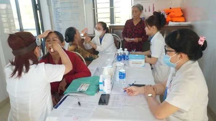 Các bác sĩ trẻ của Bệnh viện Trung ương Huế phối hợp Hội Thầy thuốc trẻ thành phố tổ chức khám bệnh, tư vấn và cấp phát thuốc miễn phí cho người dân. (Ảnh: Th.Đoàn)