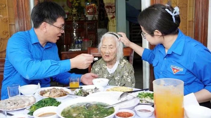 Tuổi trẻ Huế tri ân, chăm sóc các gia đình chính sách, người có công, Mẹ Việt Nam Anh hùng. (Ảnh: Th.Đoàn)