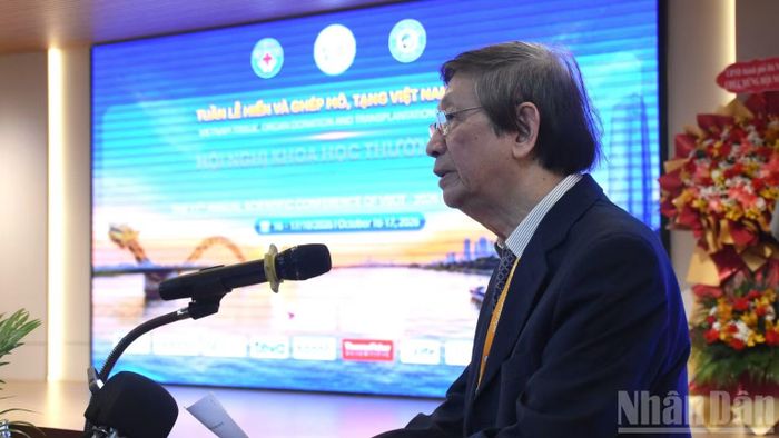 Giáo sư, Tiến sĩ Phạm Gia Khánh, Chủ tịch Hội Ghép tạng Việt Nam phát biểu khai mạc hội nghị. (Ảnh: ANH ĐÀO)