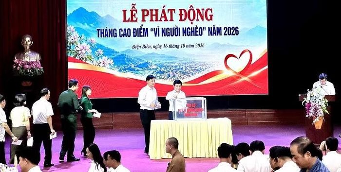 Các đồng chí lãnh đạo tỉnh Điện Biên và đại diện lãnh đạo các sở, ngành tỉnh Điện Biên ủng hộ Quỹ "Vì người nghèo" tỉnh năm 2026. (Ảnh: LÊ LAN)