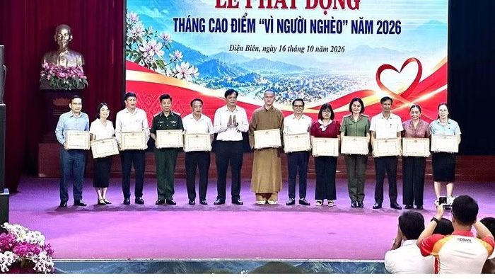 Đồng chí Lò Văn Cương, Phó Chủ tịch Thường trực Ủy ban nhân dân tỉnh Điện Biên trao Bằng khen của Chủ tịch Ủy ban nhân dân tỉnh tặng 14 tập thể có nhiều đóng góp xây dựng Quỹ "Vì người nghèo tỉnh" trong năm 2025. (Ảnh: LÊ LAN)