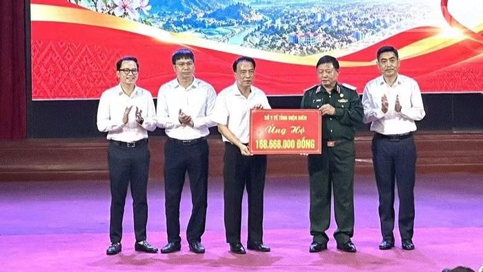 Các đồng chí lãnh đạo Ủy ban Mặt trận Tổ quốc Việt Nam tỉnh Điện Biên tiếp nhận ủng hộ Quỹ "Vì người nghèo" của Sở Y tế Điện Biên. (Ảnh: LÊ LAN)