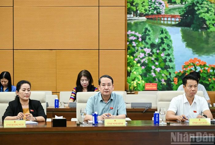 Các đồng chí Tổ trưởng Tổ đảng, Trưởng đoàn, Phó Trưởng đoàn phụ trách Đoàn đại biểu Quốc hội các tỉnh, thành phố trực thuộc Trung ương dự hội nghị. (Ảnh: DUY LINH)