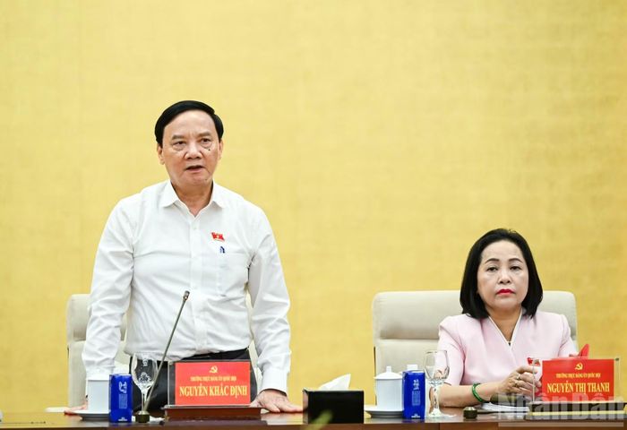 Thường trực Đảng ủy Quốc hội, Phó Chủ tịch Quốc hội Nguyễn Khắc Định phát biểu tại hội nghị. (Ảnh: DUY LINH)