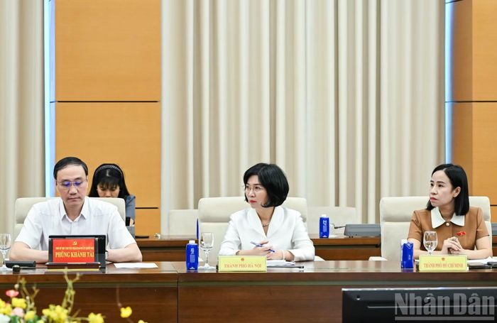 Các đồng chí Tổ trưởng Tổ đảng, Trưởng đoàn, Phó Trưởng đoàn phụ trách Đoàn đại biểu Quốc hội các tỉnh, thành phố trực thuộc Trung ương dự hội nghị. (Ảnh: DUY LINH)