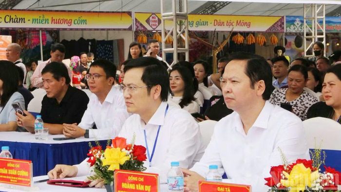 Các đại biểu tham dự khai mạc Không gian quảng bá, kết nối sản phẩm OCOP gắn với du lịch cấp vùng tại Lào Cai.