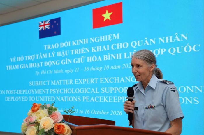 Trung tá Không quân Jen Atkinson, Lực lượng Quốc phòng New Zealand phát biểu tại chương trình. (Ảnh: TIẾN PHÚC)