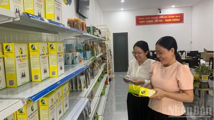 Người dân chọn mua sản phẩm OCOP thành phố Cần Thơ.