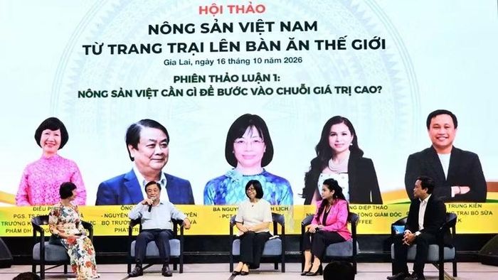 Các chuyên gia, nhà quản lý trao đổi, thảo luận nhiều vấn đề chung quanh sản phẩm nông nghiệp và cách thức đưa ra thị trường quốc tế. (Ảnh: LƯƠNG TÙNG)
