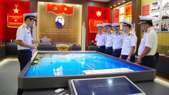Đại tá Nguyễn Công Thắng, Phó Chủ nhiệm Chính trị Hải quân (thứ 4 từ ngoài vào) kiểm tra phòng truyền thống của Lữ đoàn 172. (Ảnh: NGỌC VĨNH)