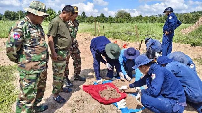 Cán bộ, chiến sĩ Đội K92 làm nhiệm vụ tìm kiếm, quy tập hài cốt liệt sĩ tại tỉnh Kép. (Ảnh: PHƯƠNG VŨ)
