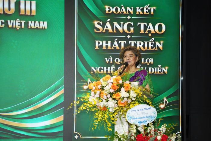 Nghệ sĩ Nhân dân Thanh Hoa phát biểu tại đại hội.