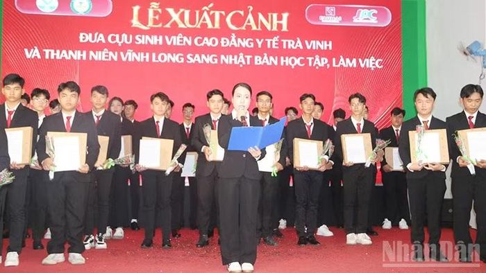 Đại diện lao động, sinh viên Trường cao đẳng Y tế Trà Vinh Kiên Thị Minh Đào, phường Nguyệt Hóa phát biểu tri ân tại buổi lễ. (Ảnh: MINH KHỞI)