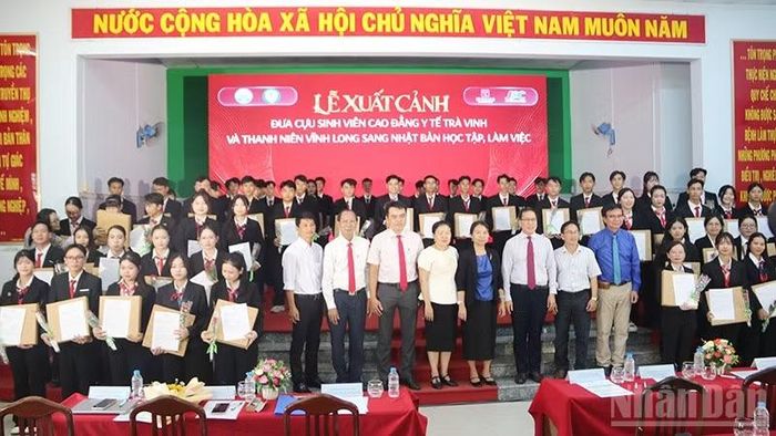 Các lao động, sinh viên Trường cao đẳng Y tế Trà Vinh xuất cảnh làm việc và học tập tại Nhật Bản chụp ảnh cùng quý thầy, cô, lãnh đạo sở, ngành tỉnh tại buổi lễ. (Ảnh: MINH KHỞI)