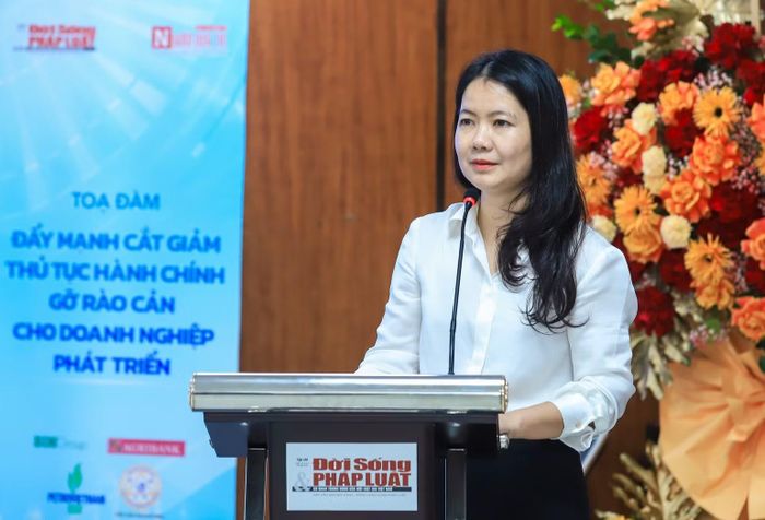 Bà Ngô Thị Tuyết - Phó Vụ trưởng Vụ Pháp chế, Bộ Nông nghiệp và Môi trường trình bày tham luận. (Ảnh: Ban Tổ chức)