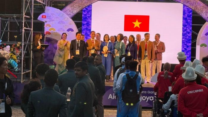 Đoàn Thể thao người khuyết tật Việt Nam tham dự Asian Para Games 5 tại Lễ Thượng cờ. (Ảnh: HOÀI THU)