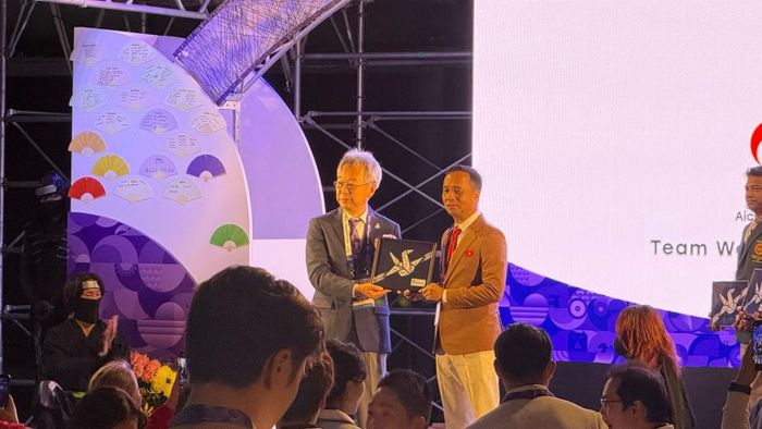 Ông Naoki Matsui, Phó Tổng Thư ký Ban Tổ chức Đại hội Thể thao châu Á Aichi-Nagoya 2026 trao quà của Ban Tổ chức tới Phó Cục trưởng Cục Thể dục thể thao, Trưởng đoàn Thể thao người khuyết tật Việt Nam tham dự Asian Para Games 5. (Ảnh: HOÀI THU)