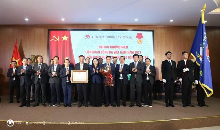 VFF và Chủ tịch VFF Trần Quốc Tuấn vinh dự được tặng thưởng Huân chương Lao động hạng Ba.