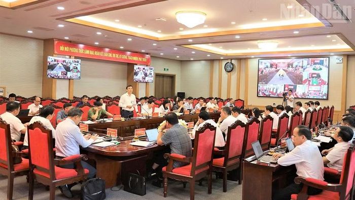 Tỉnh Sơn La tổ chức họp bàn giải pháp thực hiện kịch bản tăng trưởng quý IV năm 2026. Hội nghị được kết nối trực tuyến đến 75 điểm cầu xã, phường trong tỉnh. (Ảnh: QUỐC TUẤN)