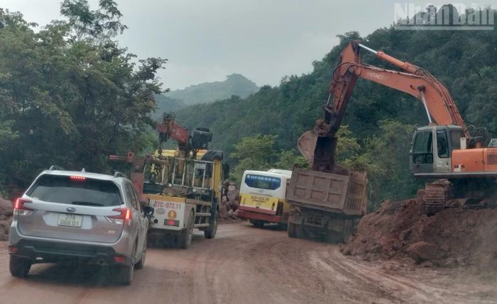 Quốc lộ 6 cấm đường luân phiên để khắc phục sạt lở, ảnh hưởng lớn đến du lịch, dịch vụ và lưu thông hàng hóa. (Ảnh: QUỐC TUẤN)