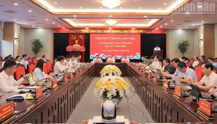 Thường trực Tỉnh ủy Sơn La họp và chủ trì hội nghị về kịch bản tăng trưởng, bàn giải pháp cho quý IV năm 2026. (Ảnh: QUỐC TUẤN)
