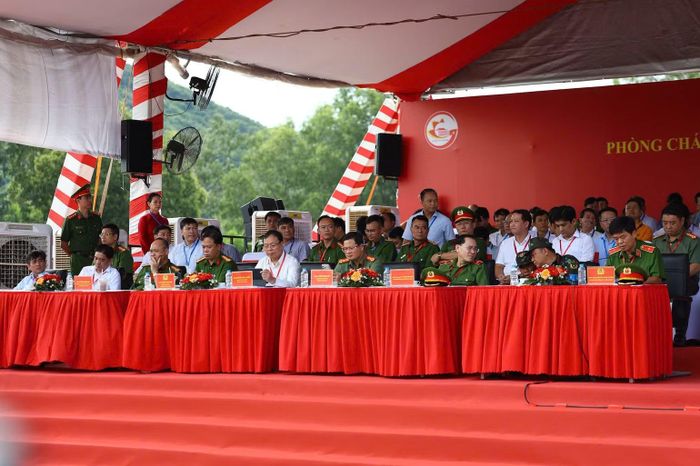 Đại diện lãnh đạo thành phố và các đơn vị nghiệp vụ tham dự. (Ảnh: TRỌNG ANH)
