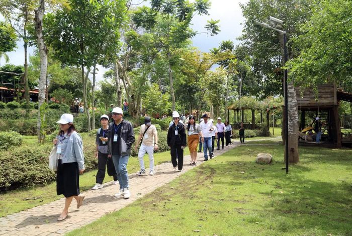 Tham quan một khu du lịch sinh thái nông nghiệp ở Xuân Sơn.