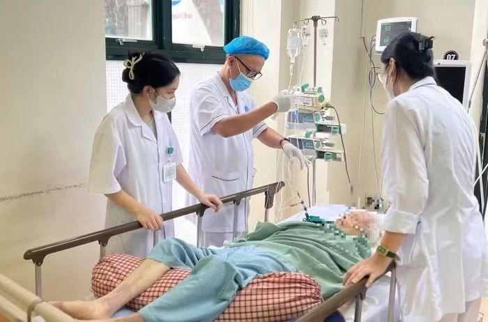 Điều trị bệnh cho người cao tuổi tại Bệnh viện Hữu Nghị.
