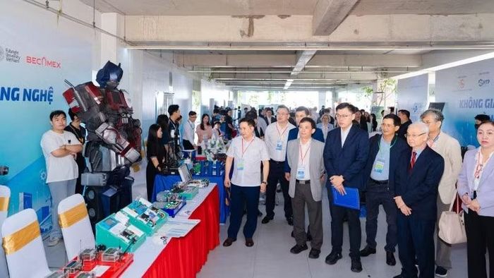 Các đại biểu tham quan khu vực triển lãm công nghệ. (Ảnh: CTV)