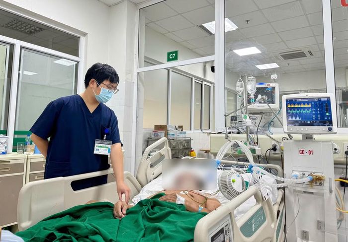 Ở người, bệnh liên cầu lợn thường biểu hiện dưới hai thể nghiêm trọng là viêm màng não và nhiễm khuẩn huyết.