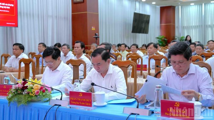 Đại biểu là lãnh đạo cấp tỉnh tham gia tại điểm cầu Ủy ban nhân dân tỉnh Cà Mau.