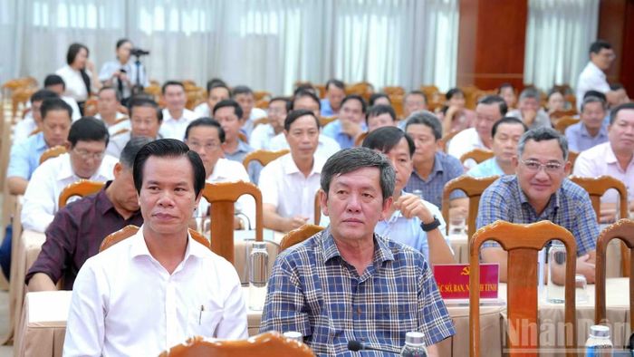 Hội nghị được kết nối trực tuyến từ điểm cầu trung tâm Hội trường Ủy ban nhân dân tỉnh đến điểm cầu các đơn vị cấp xã trong tỉnh Cà Mau.