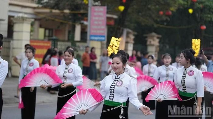 Một điệu xòe quạt.