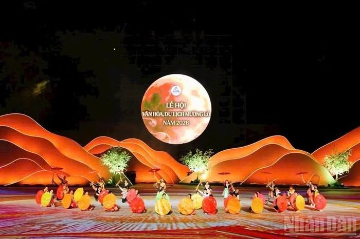 Một vũ điệu xòe trong lễ hội. (Ảnh: THANH SƠN)
