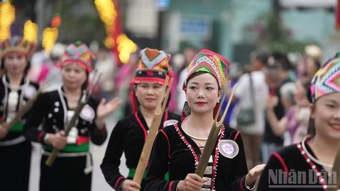 Người Khơ mú trong lễ hội.