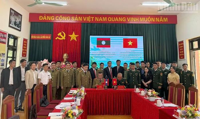 Lễ ký kết nghĩa giữa Trạm Biên phòng Cửa khẩu quốc tế Lóng Sập, Việt Nam với Trạm Công an Cửa khẩu quốc tế Pa Hang, nước bạn Lào. (Ảnh: QUÀNG HÙNG)