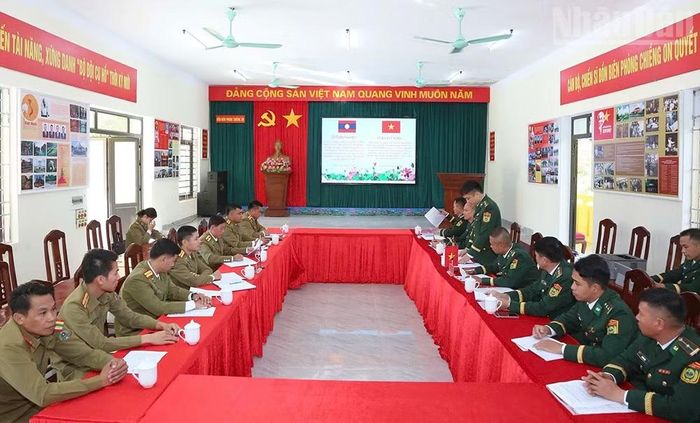 Lễ ký kết nghĩa giữa Trạm Biên phòng Cửa khẩu phụ Nà Cài, Sơn La, Việt Nam với Trạm Kiểm soát Công an Sop Dung, Houaphanh, nước bạn Lào. (Ảnh: QUÀNG HÙNG)