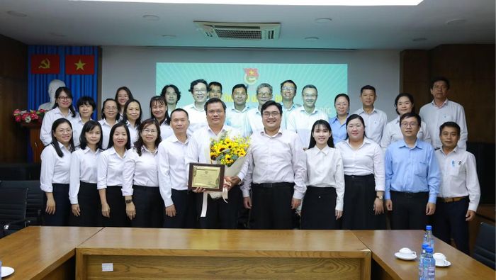 Các đại biểu chụp ảnh lưu niệm tại buổi lễ công bố.