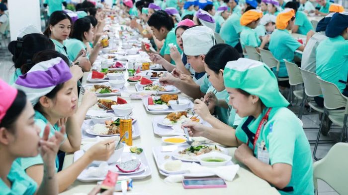 Nâng cao chất lượng bữa ăn ca, một trong những nội dung quan trọng trong Thỏa ước lao động tập thể. (Ảnh: NGỌC ÁNH)