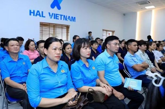 Người lao động tham gia đối thoại. (Ảnh: NGỌC ÁNH)