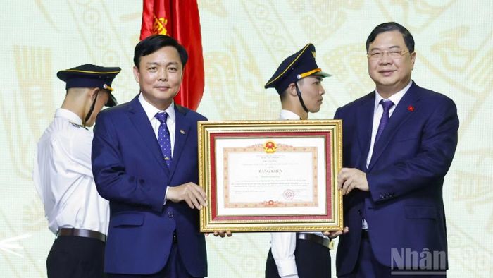 Phó Thủ tướng Thường trực Phạm Gia Túc trao tặng Bằng khen của Thủ tướng cho ông Hoàng Gia Khánh, Tổng Giám đốc Tập đoàn. (Ảnh: NHẬT MINH)
