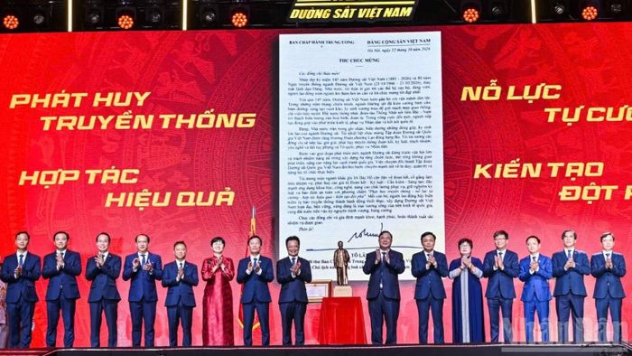 Đại diện lãnh đạo Tập đoàn Đường sắt quốc gia Việt Nam đón nhận thư, quà lưu niệm và lẵng hoa chúc mừng của Tổng Bí thư, Chủ tịch nước Tô Lâm.