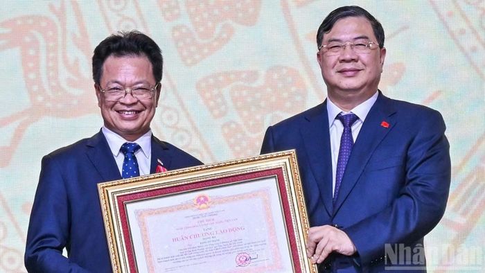 Ông Đặng Sỹ Mạnh, Chủ tịch Hội đồng thành viên Tập đoàn vinh dự được tặng thưởng Huân chương Lao động hạng Ba. (Ảnh: NHẬT MINH)