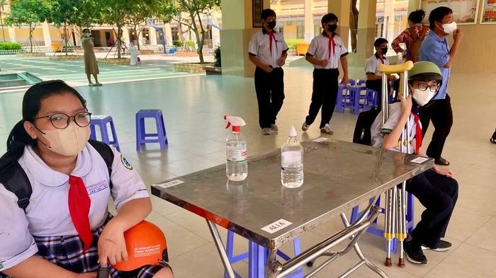 Học sinh được tổ chức đo thân nhiệt và thực hiện nghiêm túc các biện pháp dự phòng. (Ảnh: CTV)