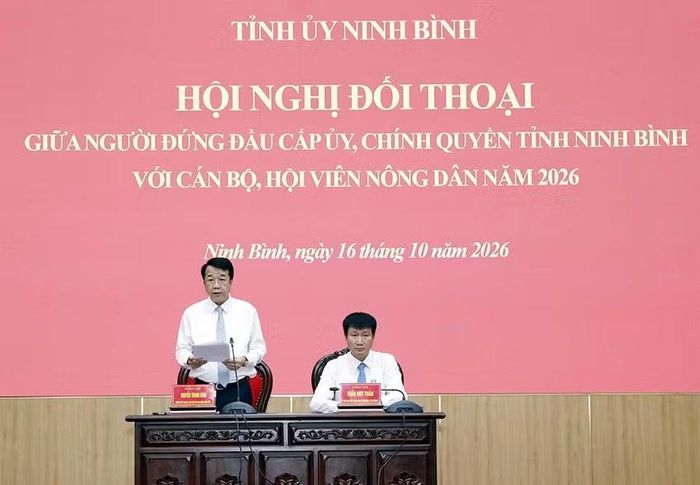 Đồng chí Bí thư Tỉnh ủy và đồng chí Chủ tịch Ủy ban nhân dân tỉnh chủ trì hội nghị. (Ảnh: HÀ NAM)
