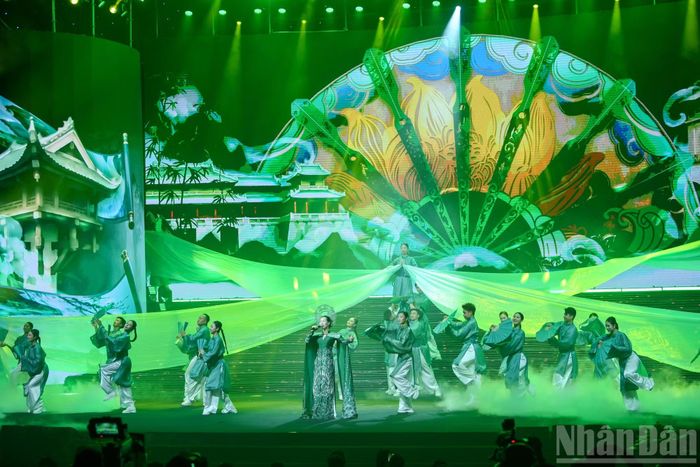 Chương trình nghệ thuật chào mừng chương trình.