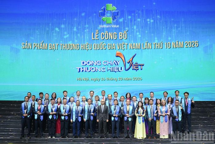 Thứ trưởng Công thương Lương Hoàng Thái trao biểu trưng, tặng các doanh nghiệp có sản phẩm đạt Thương hiệu quốc gia Việt Nam lần thứ 10.