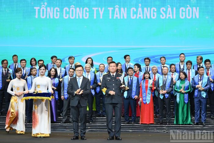 Đồng chí Lê Quốc Minh, Ủy viên Trung ương Đảng, Tổng Biên tập Báo Nhân Dân, Phó Trưởng Ban Tuyên giáo Trung ương, Chủ tịch Hội Nhà báo trao biểu trưng, tặng đại diện Tổng Công ty Tân cảng Sài Gòn.