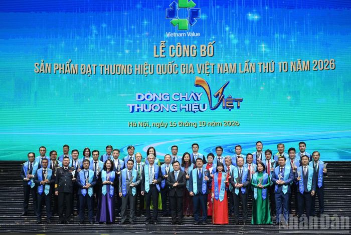 Đồng chí Lê Quốc Minh, Ủy viên Trung ương Đảng, Tổng Biên tập Báo Nhân Dân, Phó Trưởng Ban Tuyên giáo Trung ương, Chủ tịch Hội Nhà báo trao biểu trưng tặng đại diện các doanh nghiệp được vinh danh tại Lễ công bố sản phẩm đạt Thương hiệu quốc gia Việt Nam lần thứ 10.